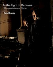 In the light of darkness - Kate Brooks (ISBN 9789053307588)